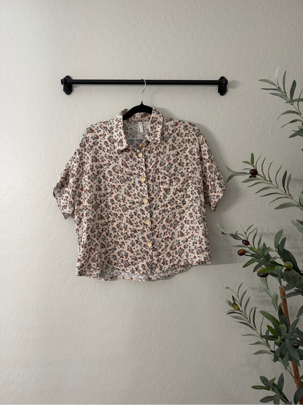 Rylee + Cru 100% Cotton Cream Floral Button-Down Shirt